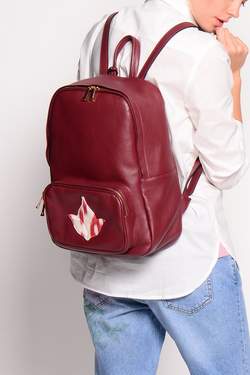 125121fw16-burgundy-leather-backpack-w-zip-w-model--4.jpg