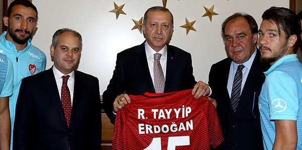 cumhurbaskani-erdogan-a-milli-takimi-kabul-etti-7591474.jpeg