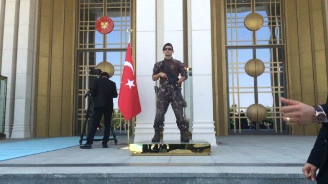erdogan-in-nazarbayev-i-karsiladigi-torende-bir-8676290_x_6801_o.jpg