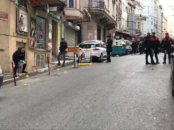 İstanbul'da HDP binası önünde silah sesleri - Resim : 1