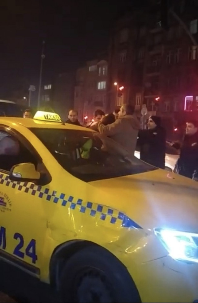 Polise direnen taksici kendini emniyet kemerine kilitledi - Resim : 1