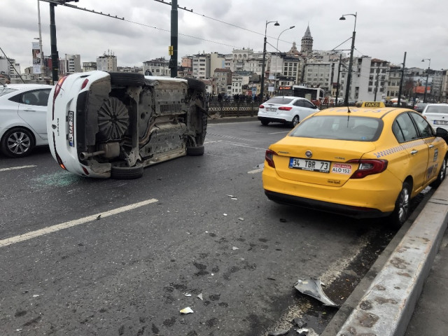 Galata Köprüsü'nde trafiği kilitleyen kaza - Resim : 1