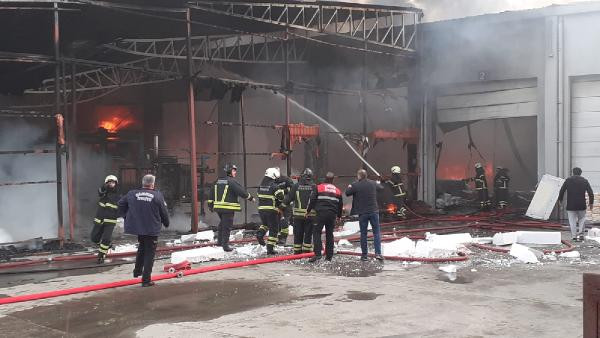 Plastik fabrikası alev alev yandı - Resim : 2