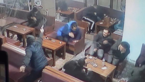 Bursa'da çay ocağında silahlı saldırı ! Dehşet anları kamerada - Resim : 1