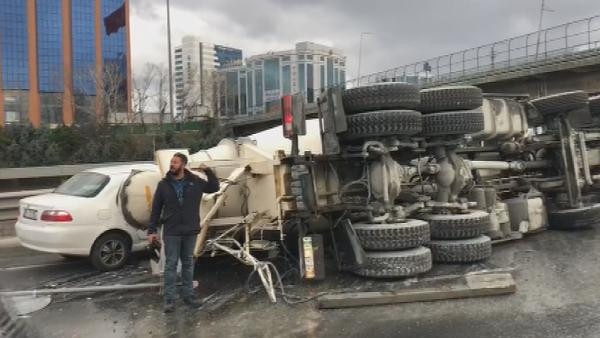 Beton mikseri otomobilin üzerine devrildi ! Feci kaza kamerada - Resim : 1