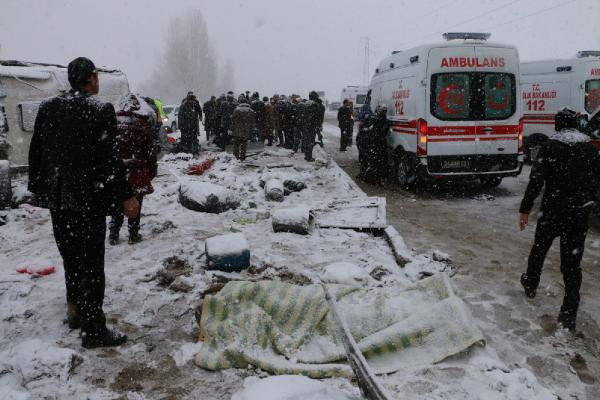 Erzincan'da yolcu otobüsü devrildi: 46 yaralı - Resim : 2