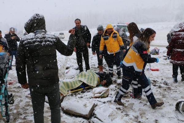 Erzincan'da yolcu otobüsü devrildi: 46 yaralı - Resim : 3