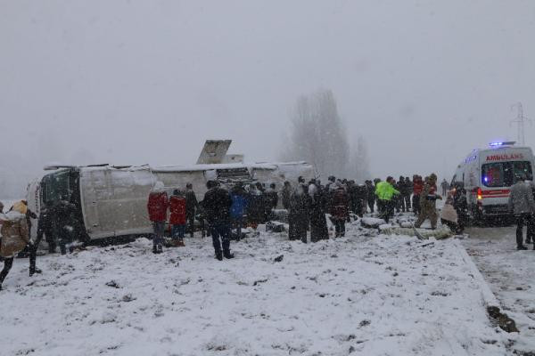 Erzincan'da yolcu otobüsü devrildi: 46 yaralı - Resim : 4