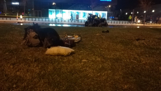 İzmir'de korkunç kaza ! Otomobilden caddeye savruldular: 2 ölü - Resim : 1