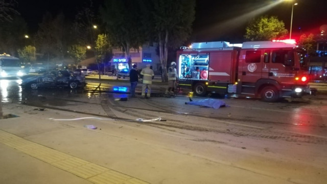 İzmir'de korkunç kaza ! Otomobilden caddeye savruldular: 2 ölü - Resim : 3