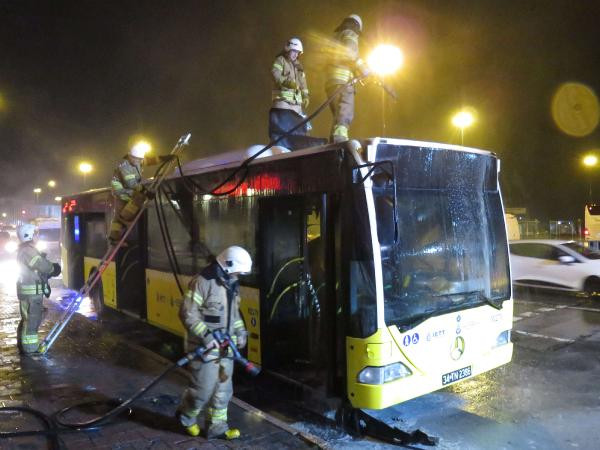 İstanbul'da belediye otobüsünde yangın - Resim : 2