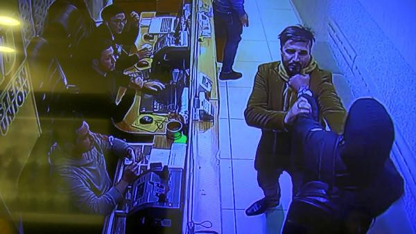 Döviz bürosunda yumruklar konuştu! O anlar kamerada - Resim : 1