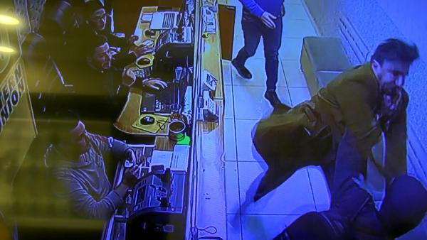 Döviz bürosunda yumruklar konuştu! O anlar kamerada - Resim : 2