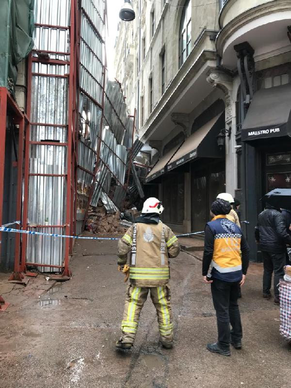 Beyoğlu'nda bina çöktü ! - Resim : 1