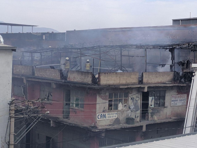 İzmir'de korkutan yangın - Resim : 3