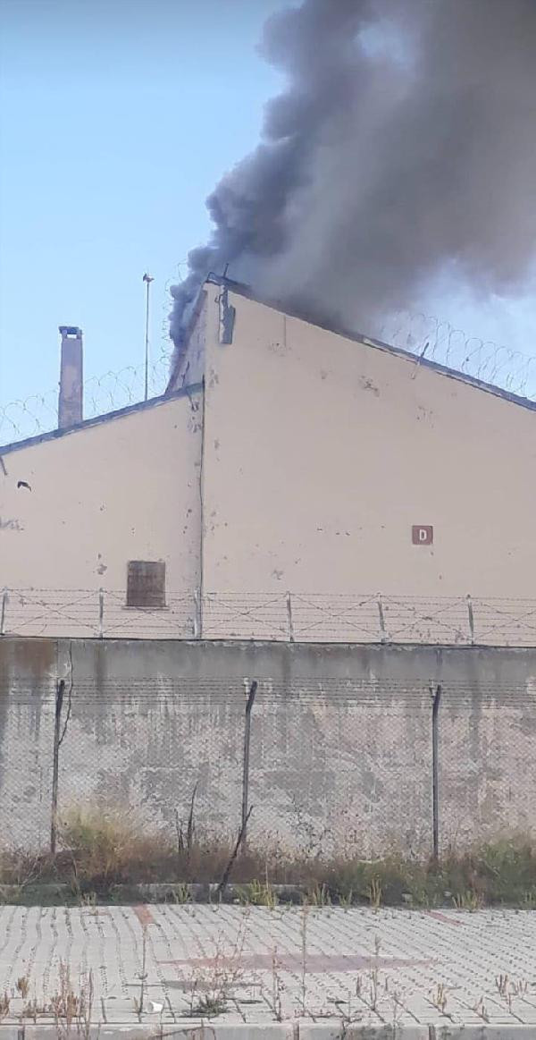 Kütahya'da cezaevinden dumanlar yükseldi! - Resim : 2