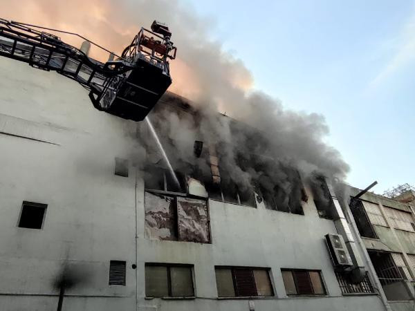 Kağıthane'de iş merkezinde yangın - Resim : 1