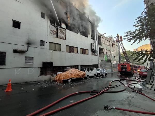 Kağıthane'de iş merkezinde yangın - Resim : 2