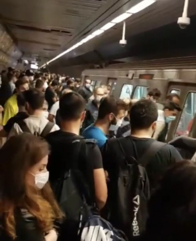 İstanbul metrosunda raylara düşen genç kızın mucize kurtuluşu - Resim : 1