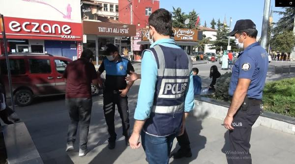 Maskesiz vatandaş polisten kaçtı - Resim : 1