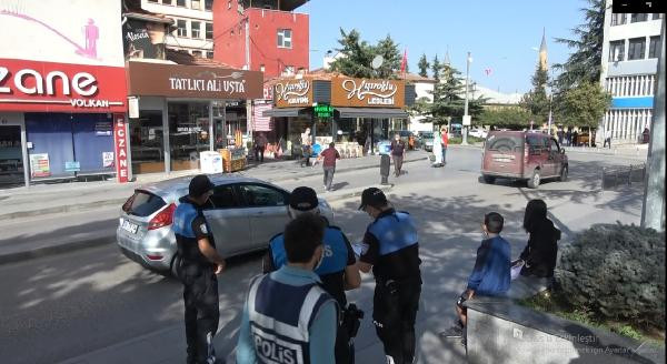 Maskesiz vatandaş polisten kaçtı - Resim : 2