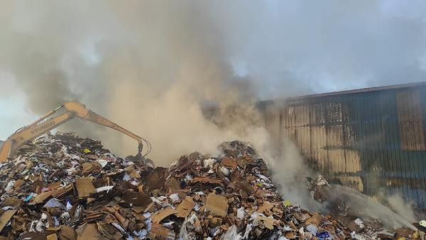 İstanbul'da geri dönüşüm tesisinde yangın - Resim : 1