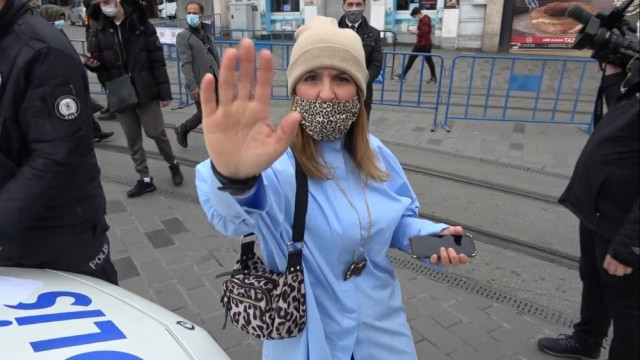 Yer: Taksim... Kadın turist gazetecilere saldırdı! - Resim : 2