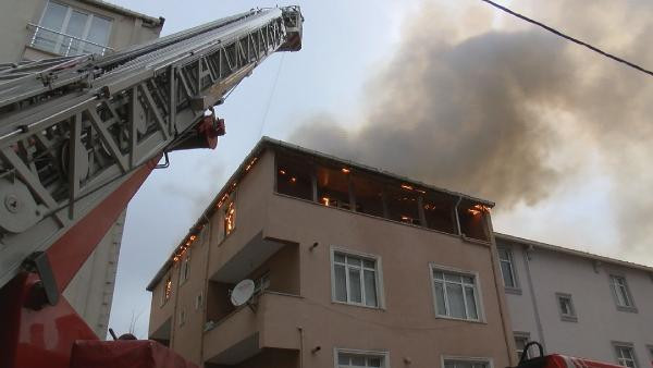 İstanbul'da 3 katlı binada korkutan yangın - Resim : 1