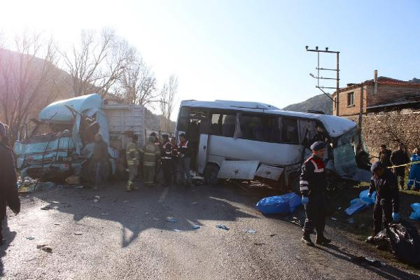 İzmir'de feci kaza: 4 ölü, 8 yaralı - Resim : 1