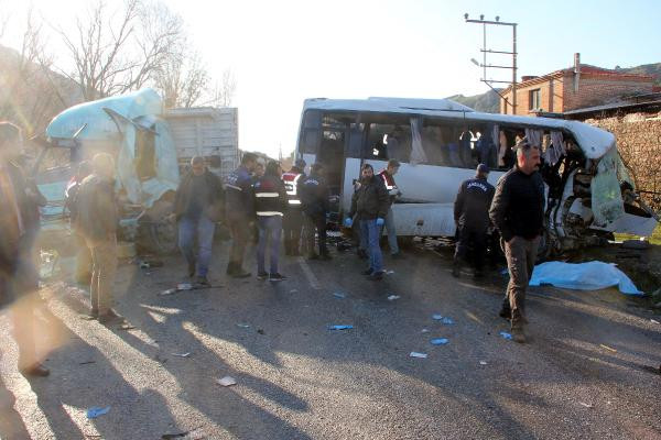 İzmir'de feci kaza: 4 ölü, 8 yaralı - Resim : 2