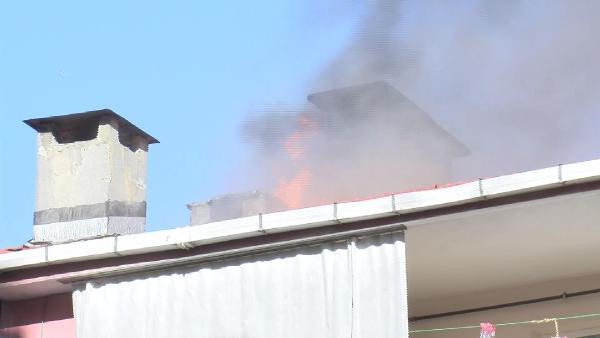Şişli'de korkutan yangın! Binanın açatısı alev alev yandı - Resim : 1