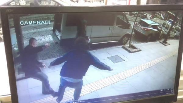 Önce tokalaştı, sonra yumrukladı! Pes dedirten ifade - Resim : 1