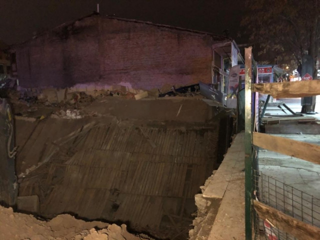 Ankara'da 3 katlı dükkan çöktü! - Resim : 1