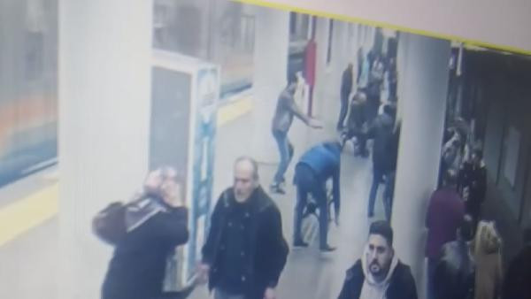 Metro istasyonunda silahını aldığı polisi böyle vurdu! - Resim : 4