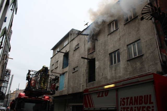 Bayrampaşa'da korkutan yangın! Bir itfaiye eri yaralandı - Resim : 1