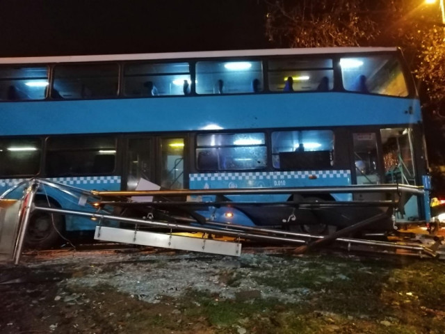 İstanbul'da iki katlı otobüs durağa daldı: 3'ü ağır 5 yaralı - Resim : 1