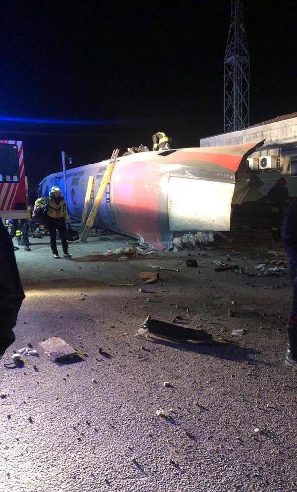 İtalya'da hızlı tren faciası: 2 ölü, 30 yaralı - Resim : 2