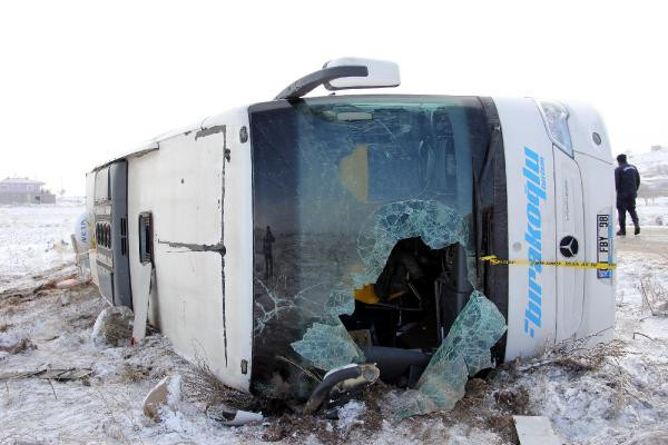 Kayseri'de otobüs devrildi: Çok sayıda yaralı var - Resim : 1