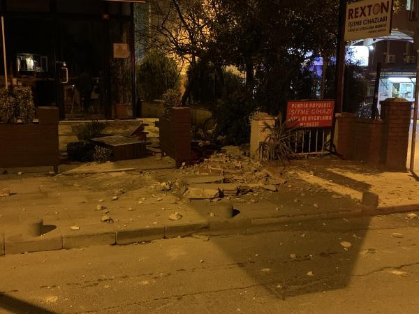 İstanbul'da 4 katlı binanın balkonları çöktü! - Resim : 1