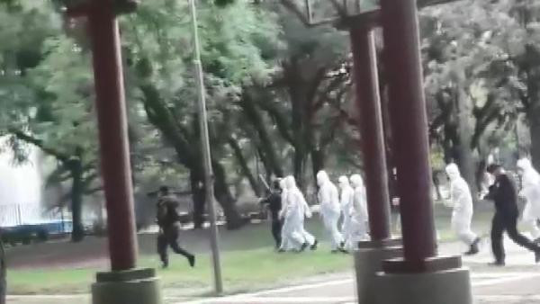 Arjantin'de yasağa rağmen sokağa çıkanları polis kovaladı - Resim : 2