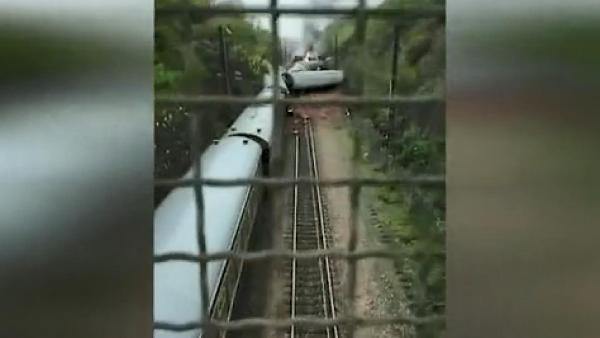Çin’de yolcu treni raydan çıktı: Yaralılar var - Resim : 1