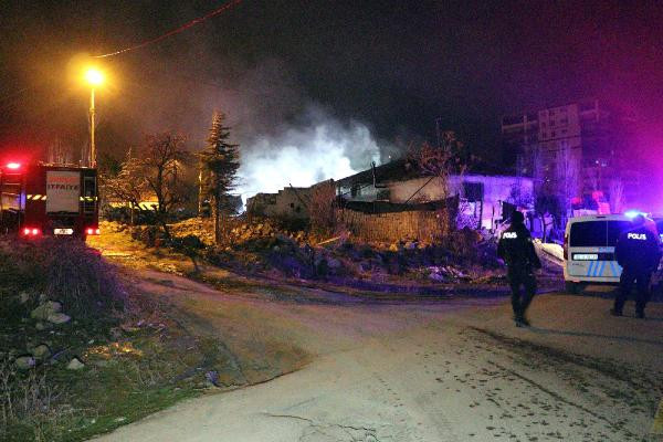 Ankara'da can pazarı! Yangında mahsur kalanları bekçiler kurtardı - Resim : 1