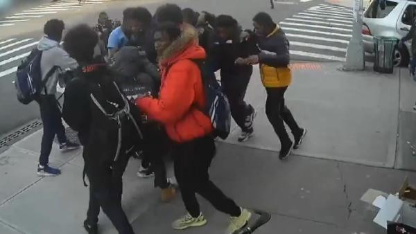 20 kişilik grup genç kızı sokak ortasında linç etti! - Resim : 3
