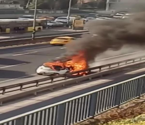 D-100'de otomobil alev alev yandı - Resim : 1