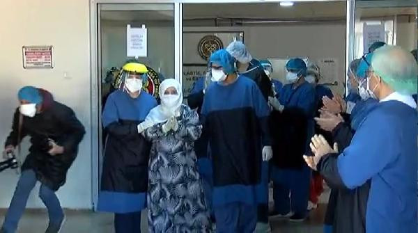 İstanbul'da 90 yaşındaki kadın koronavirüsü yendi - Resim : 1