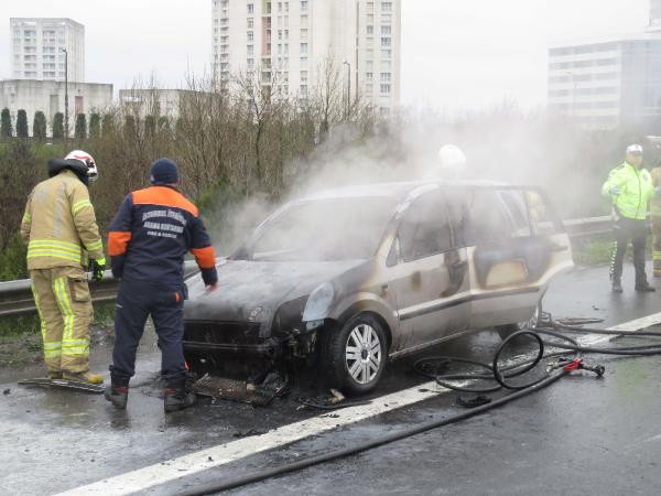 TEM'de otomobil alev alev yandı - Resim : 1