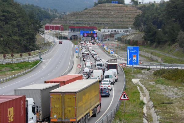 İzmir'de 6 kilometrelik yol 2 saat sürdü - Resim : 3