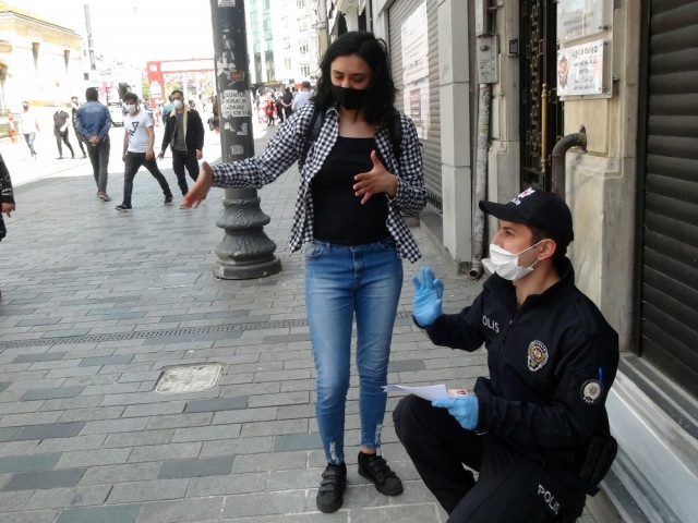 Taksim'de turist rezaleti! Polisle tartışıp, gazeteciye saldırdılar - Resim : 1