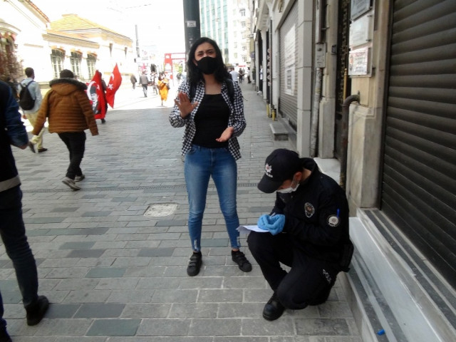 Taksim'de turist rezaleti! Polisle tartışıp, gazeteciye saldırdılar - Resim : 2
