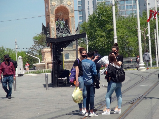 Taksim'de turist rezaleti! Polisle tartışıp, gazeteciye saldırdılar - Resim : 3